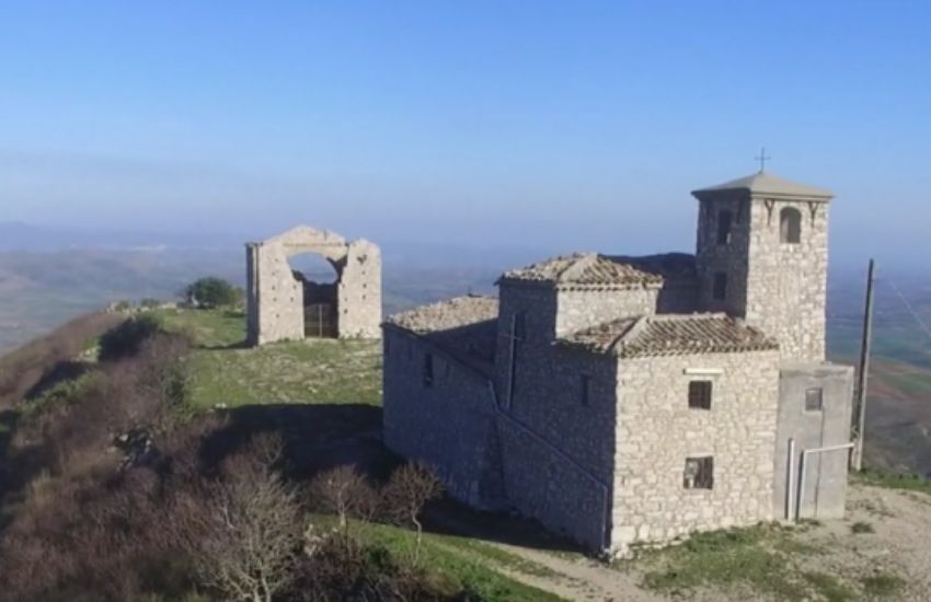 Castel di Iudica, scoperta shock in chiesa:  una botola con resti umani accatastati