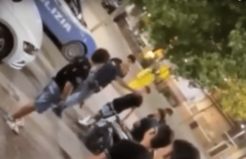 Il poliziotto rimprovera il figlio del carabiniere, il video è virale: “Onore a questo Uomo e Padre”