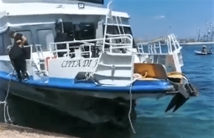 Napoli, aliscafo diretto a Ischia sperona il porto: feriti anche 3 bambini e una neonata (VIDEO)