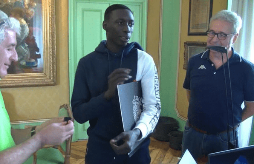 Il re dei tiktoker è ufficialmente italiano: “Vivevo nelle case popolari. Nel nostro nulla eravamo felici” (VIDEO)
