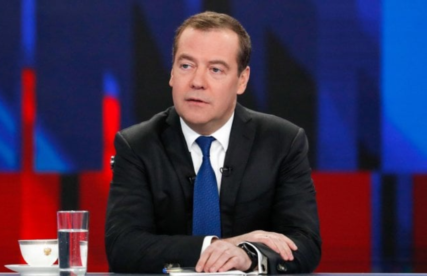 Medvedev “cancella” l’Ucraina dalla cartina geografica e torna a minacciare: “Mai stati così vicini alla guerra nucleare”