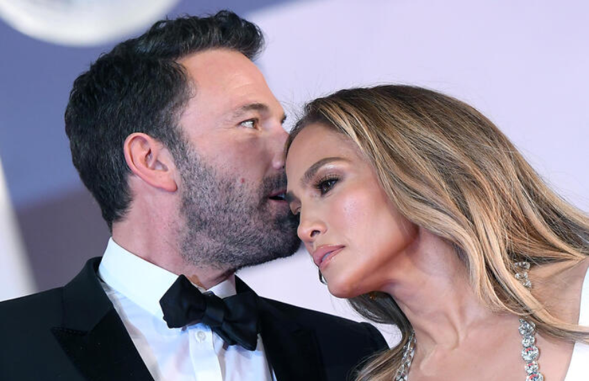 Jennifer Lopez e Ben Affleck: “prove” da divorzio ai Grammy Awards. I due litigano e l’attore diventa un meme