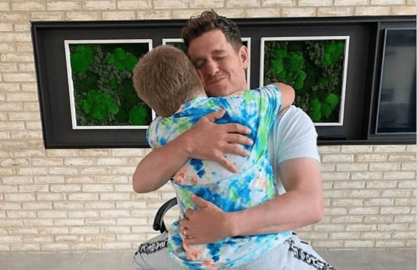 Michael Bublé, papà per la quarta volta: “Dall’amore nasce la vita, la luce e lei… la nostra piccola”