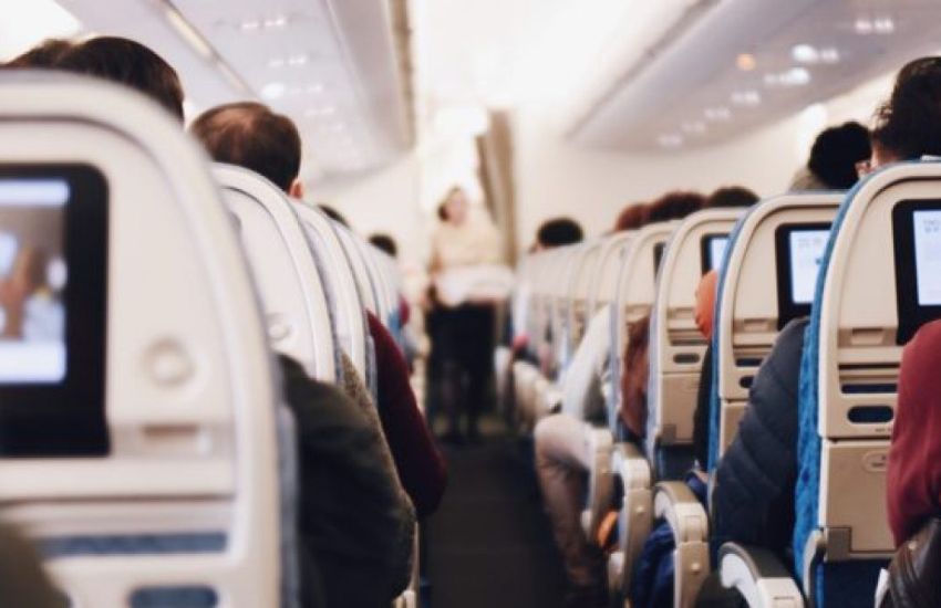 Passeggero si masturba davanti a tutti in aereo: 34enne fermato dalla Polizia