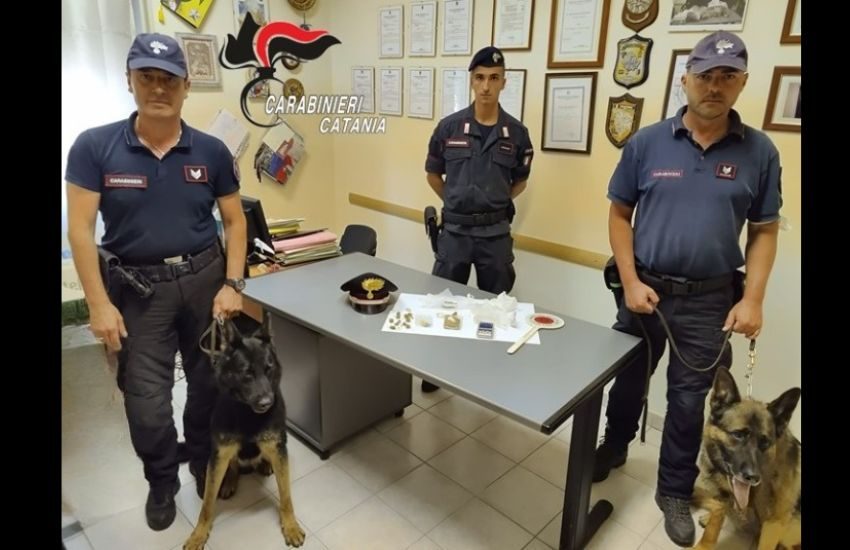 Fiumefreddo, aveva realizzato una rivendita di droga in casa: denunciato