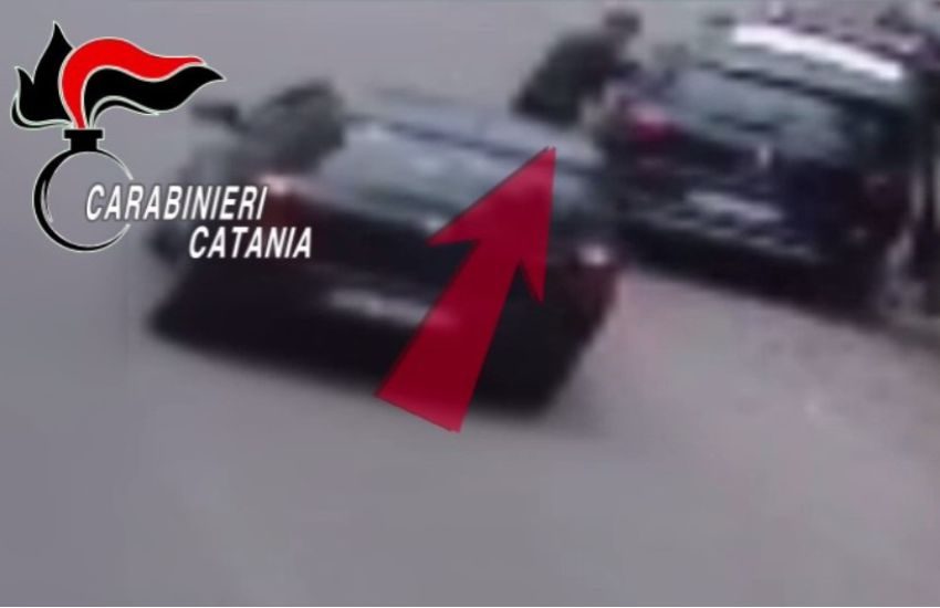 [VIDEO] Ognina, incastrati dalle telecamere mentre rubano un’auto, presi in 2
