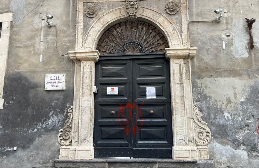 Imbrattato il portone della sede Cgil di Catania con scritte e simboli no Vax