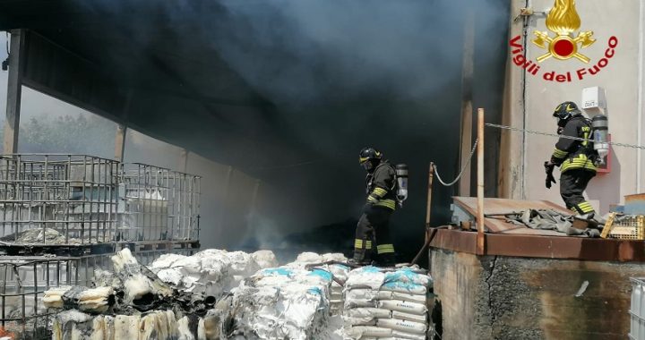 [FOTO] Belpasso, sterpaglie e vegetazione prendono fuoco vicino allo stabilimento Sial: intervento Vigili del Fuoco ancora in corso