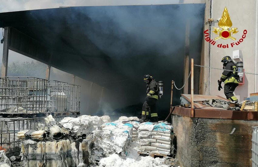[FOTO] Belpasso, sterpaglie e vegetazione prendono fuoco vicino allo stabilimento Sial: intervento Vigili del Fuoco ancora in corso