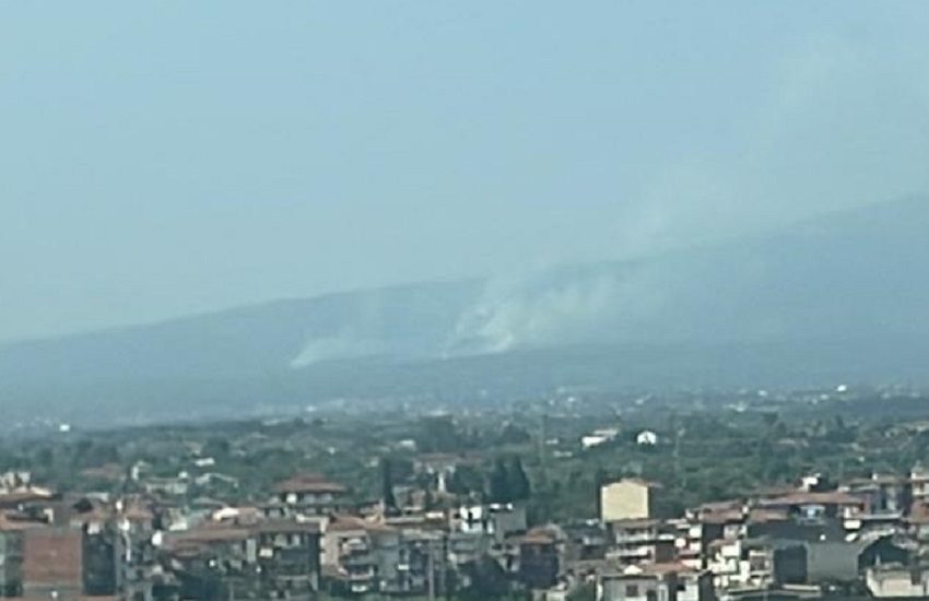 Ragalna, sterpaglie e macchia mediterranea in fiamme in diversi punti: Vigili del Fuoco e Forestale sul posto