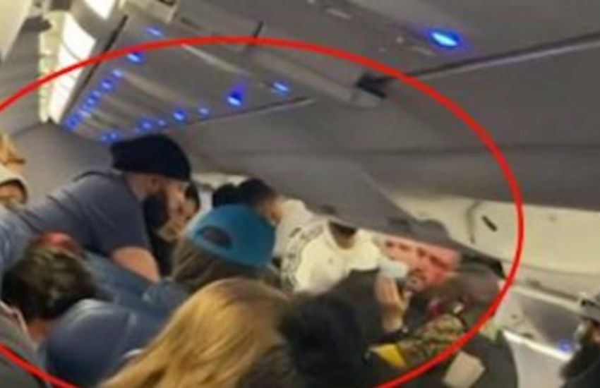 Terrore in volo, passeggero prova ad aprire il portellone dell’aereo: “Vi vedrò tutti in paradiso”