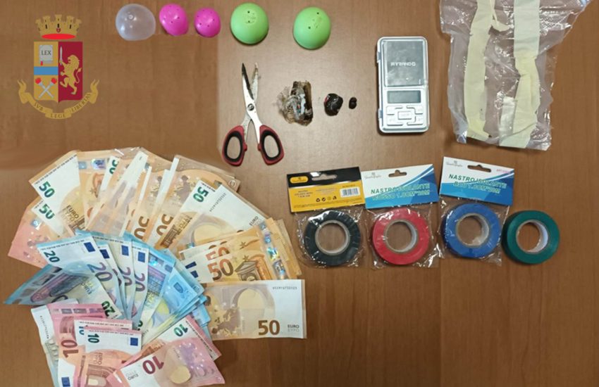 Il fiuto dei cani per scovare la droga, arrestato per spaccio 29enne