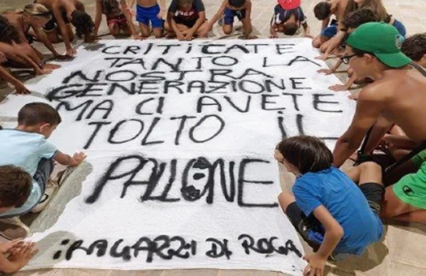 Viene impedito di giocare a pallone e i bambini scendono in piazza per protestare nel Leccese