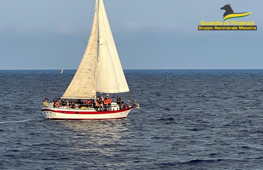 Nave Guardia di Finanza di Messina intercetta imbarcazione con 69 migranti: trasferiti al porto di Catania