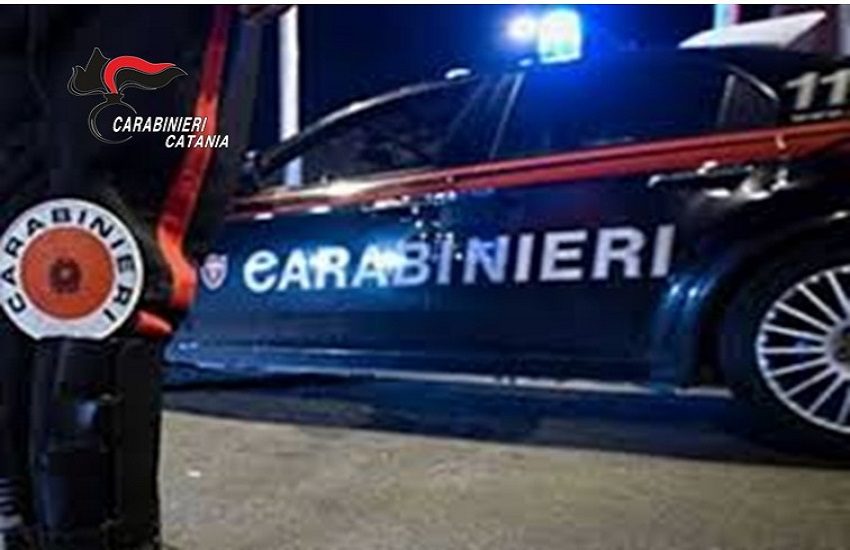 Riscuote denaro da adolescenti e i Carabinieri lo trovano con hashish, marijuana e soldi: in manette clochard 45enne