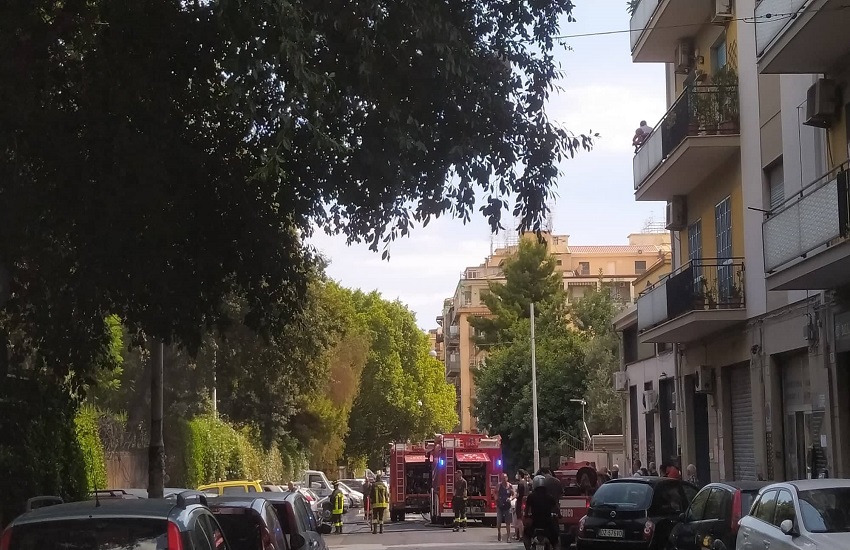 [FOTO] Diverse auto in fiamme in via Sassari, danneggiati anche gli alberi del parco Falcone