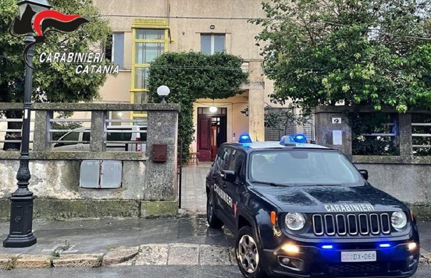 Comunità alloggio prende fuoco a Licodia Eubea, Carabinieri salvano 88enne: per lei un’intossicazione da fumo