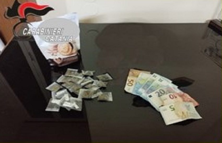 Prende hashish e marijuana da un pacco di biscotti per cederla mentre è al parco Falcone: arrestato 24enne