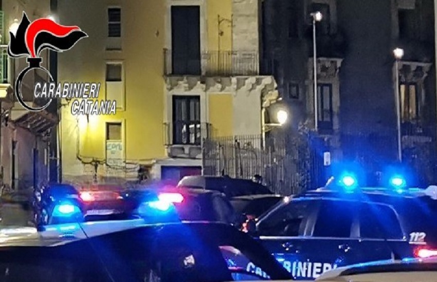 Trovato in giro nonostante i domiciliari e con armi e droga a casa: arresto e denuncia per un 42enne a Catania