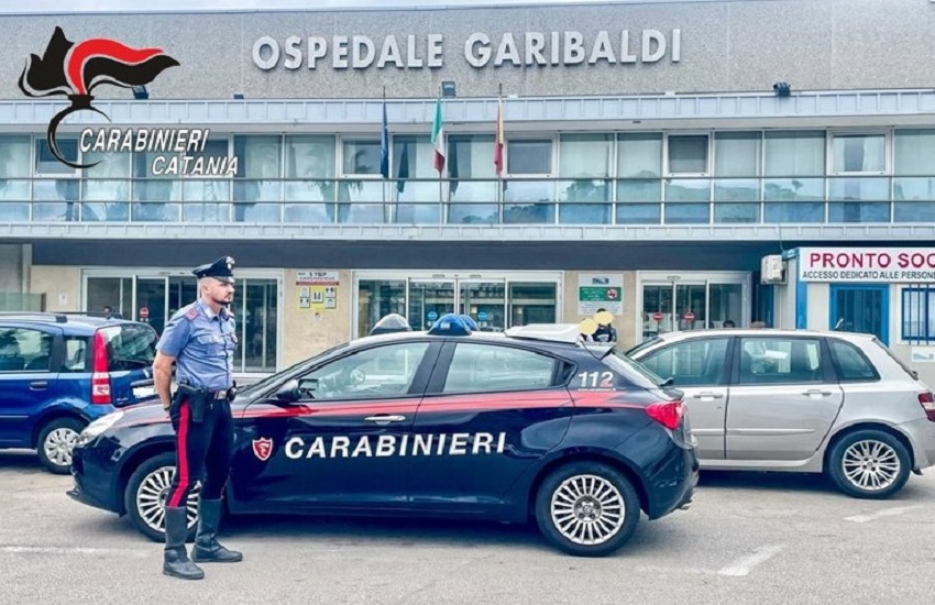 La piccola smette di respirare mentre la mamma è imbottigliata nel traffico, corsa al Garibaldi Nesima: Carabinieri le salvano la vita