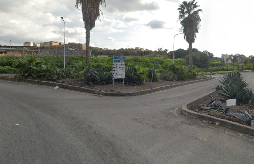 Grosso masso si abbatte per strada a Paternò: intervento rimozione ancora in corso