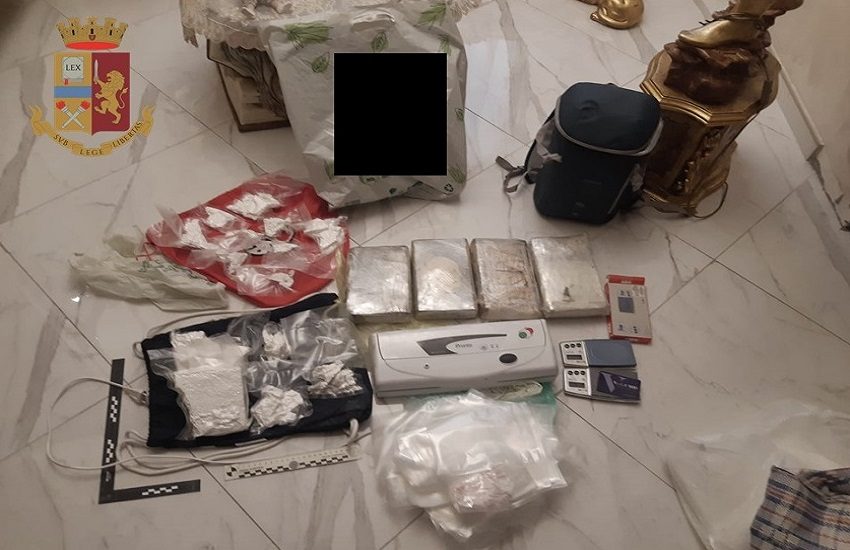 [FOTO] Oltre sei chili di cocaina in due casa a San Giorgio e vicino piazza Palestro: in carcere due donne