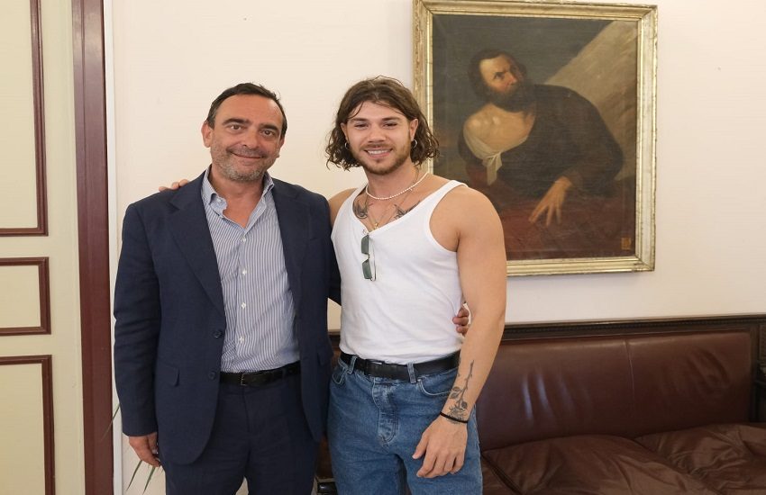 Il ballerino calatino Simone Arena maestro a Ballando con le Stelle, il sindaco Roccuzzo: “Tifiamo per lui”