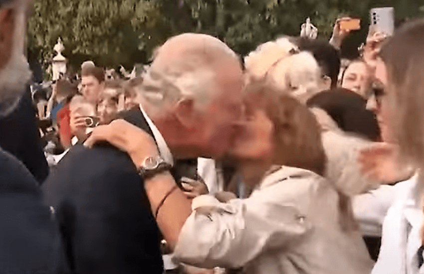 Re Carlo e la donna che lo bacia nel bagno di folla (VIDEO)