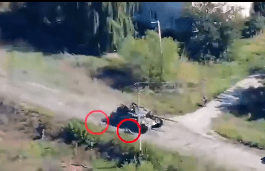 Ucraina, il video del carro armato russo in fuga coi soldati che cadono dal mezzo: “Noi non abbandoniamo i nostri”