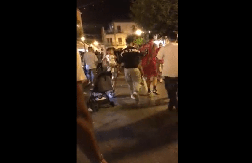 Sagra di Cicciano, rissa violenta in mezzo a bambini e anziani: “Non siamo nella giungla” (VIDEO)