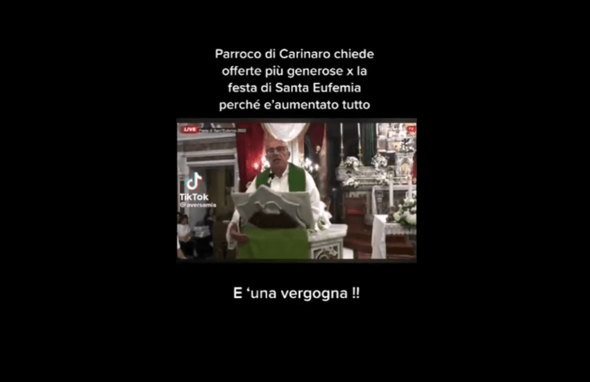 “Quest’anno per le offerte serve qualcosina in più, tutto è aumentato”: il parroco durante la messa fa scoppiare polemiche (VIDEO)