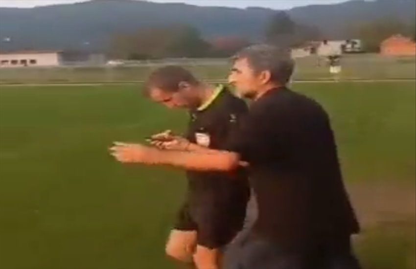 Scene surreali su un campo da calcio, tifoso si sostituisce al VAR e l’arbitro cambia idea sul goal (VIDEO)
