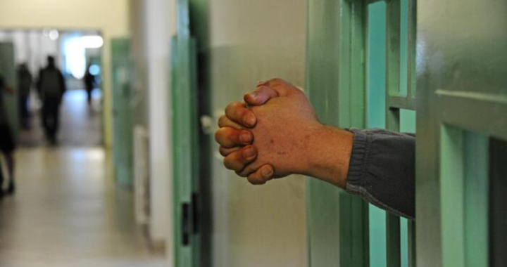 Evade dai domiciliari per farsi arrestare: “In carcere ci sono i miei amici”