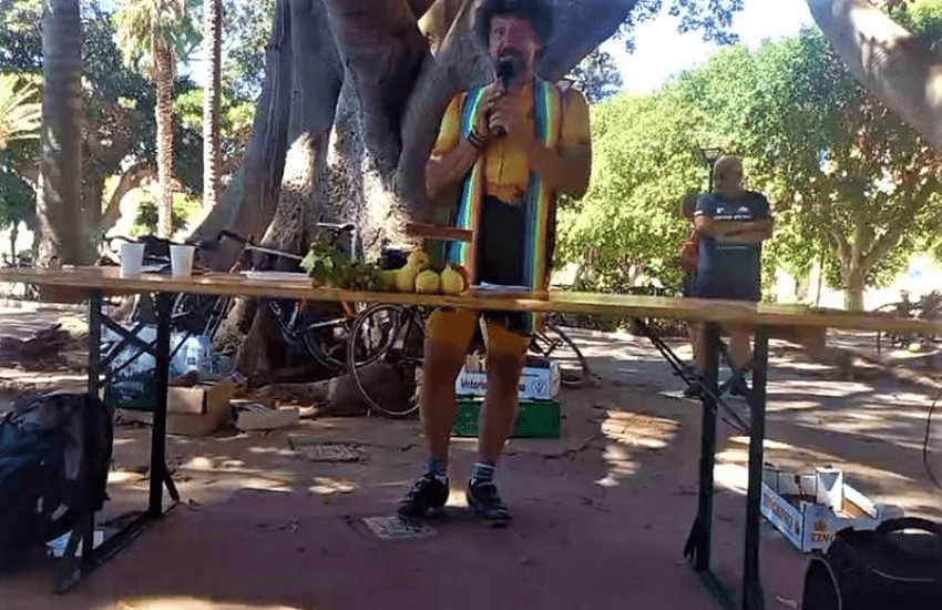 Sacerdote celebra la messa vestito da ciclista, l’ira del Vescovo: “Chiedi umilmente scusa” (VIDEO)
