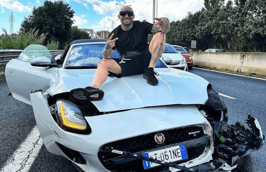 Si schianta con la Jaguar a folle velocità ed esulta: “Ho preso il muro fratellì” (VIDEO)