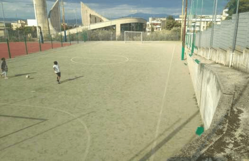 Frascati, il parroco chiude i campi di calcetto e basket: “Troppe bestemmie”