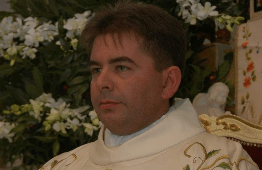 Il volantino del parroco: “No a gay e migranti”