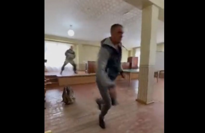 Conflitto in Ucraina: “Non voglio arruolarmi con l’esercito russo” e spara al comandante militare [VIDEO]