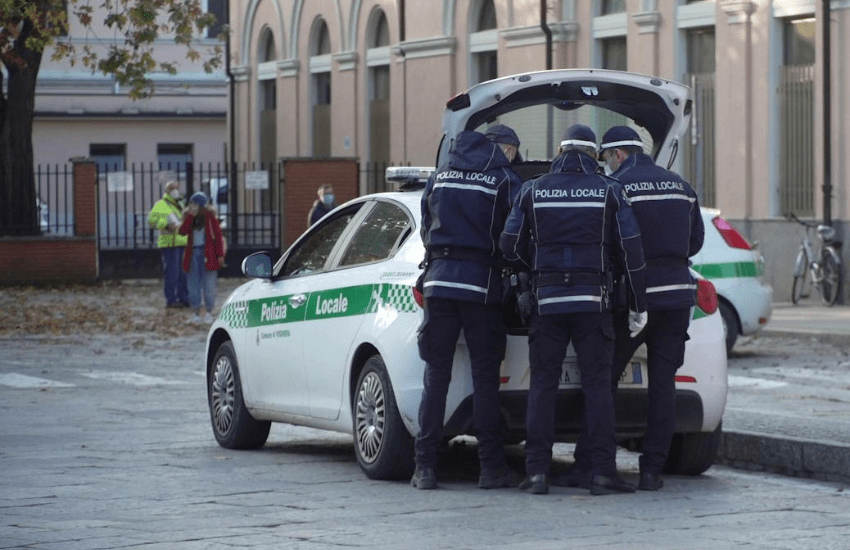 Voghera: fermato senza patente, il giorno dopo ne porta una falsa ai vigili. Denunciato 2 volte