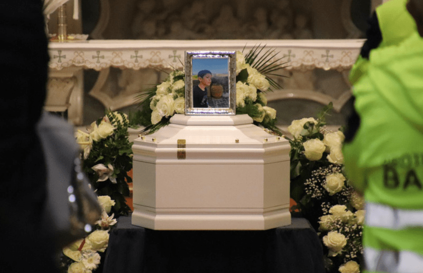 L’addio al piccolo Mattia: “Non avremmo voluto essere qui” (VIDEO)