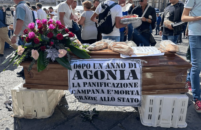 Napoli, bara in piazza Plebiscito: “La panificazione è morta” (VIDEO)