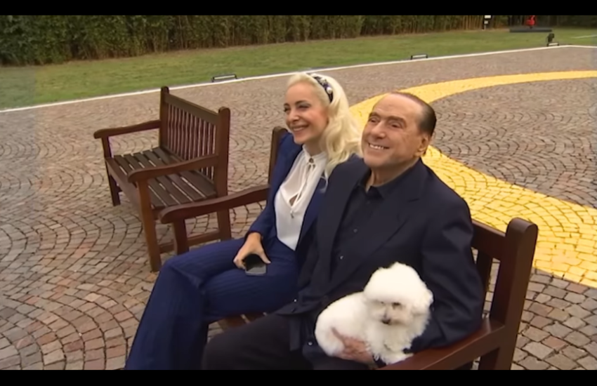 Silvio Berlusconi e il regalo di Marta Fascina per gli 80 anni del Cav: “Guardate che sorpresa” (VIDEO)