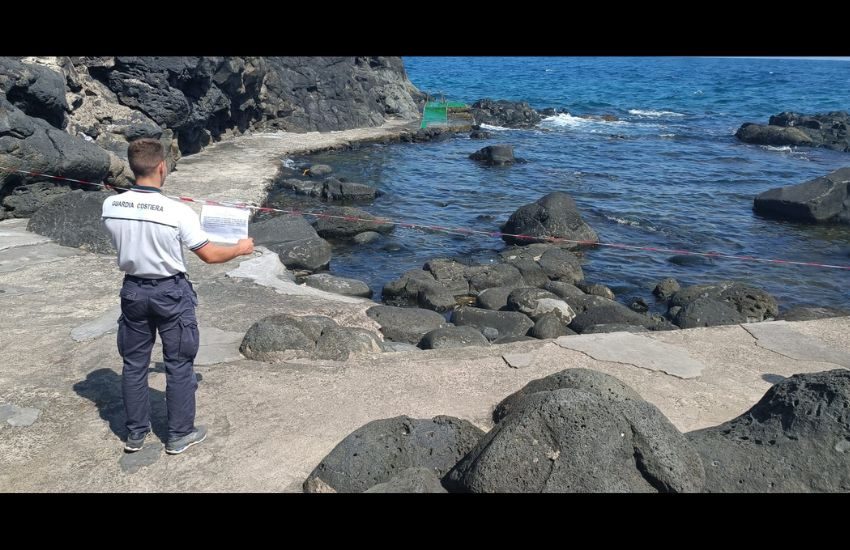 Scogliera Acicastello, sequestrati 2  solarium dalla guardia costiera