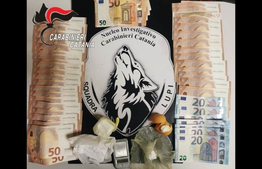 Catania, nascondeva cocaina nel divano di casa: arrestato spacciatore 46enne