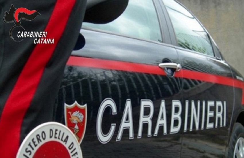 Picchia il compagno della madre in preda a un attacco psicotico: 27enne messo ai domiciliari dai Carabinieri