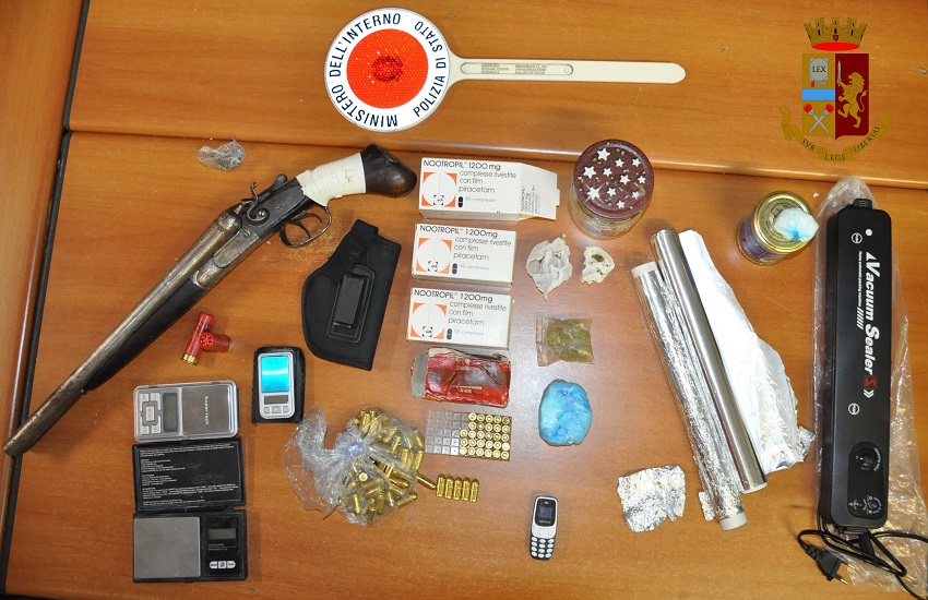 Oltre 76 grammi di cocaina, un fucile e munizioni in casa: ai domiciliari 21enne ad Adrano