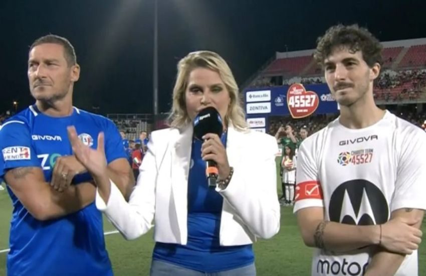 Simona Ventura entra a gamba tesa su Totti alla partita del cuore: “Quest’estate…”