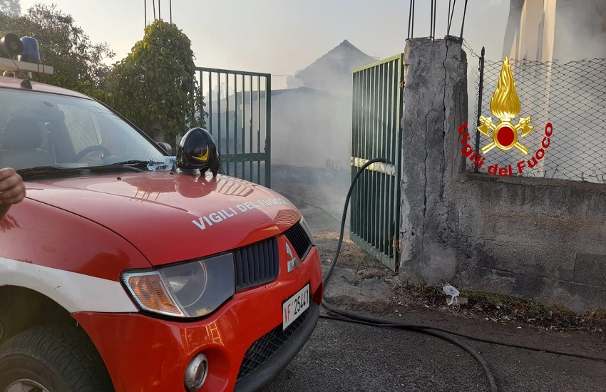 [GALLERY e VIDEO] Temperature alte, a fuoco macchia mediterranea a contrada Jungetto e a San Francesco La Rena: numerosi incendi sterpaglie