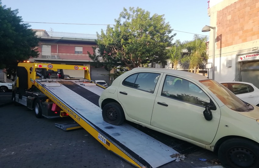 Misterbianco, rimosse le prime auto abbandonate nella giornata di ieri: sanzionati i proprietari