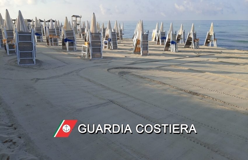 Ombrelloni, lettini e sdraio del lido occupano la spiaggia libera. Scattano sequestro e denuncia